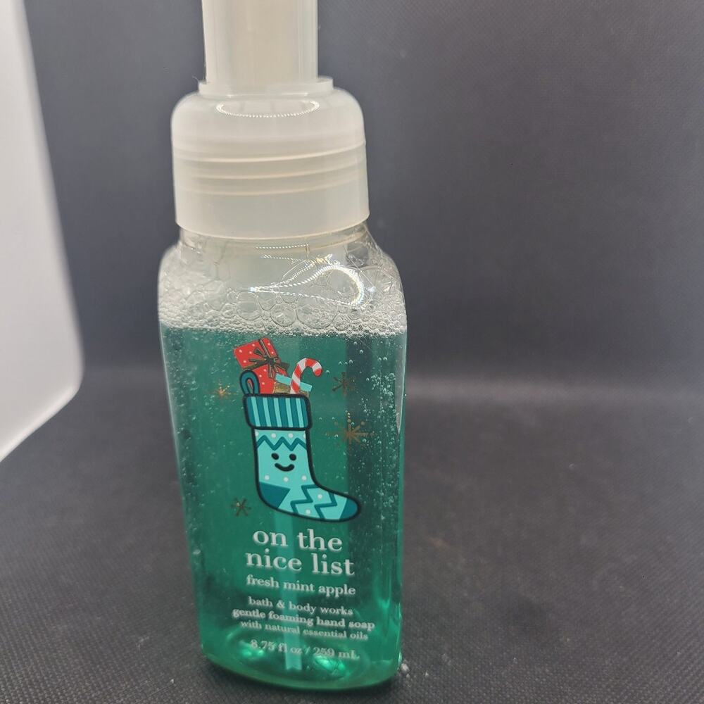 Bath & Body Works On The Nice List Foaming Hand Soap Fresh Mint Apple 8.75 oz